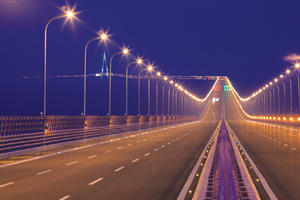 图为世界第一跨海大桥——杭州湾跨海大桥夜景